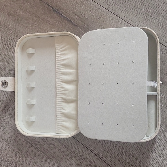 Elegant Cream Jewelry Box with Rings - Picture 2 of 6